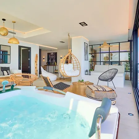 Savanna Beach. Amazing With Jacuzzi